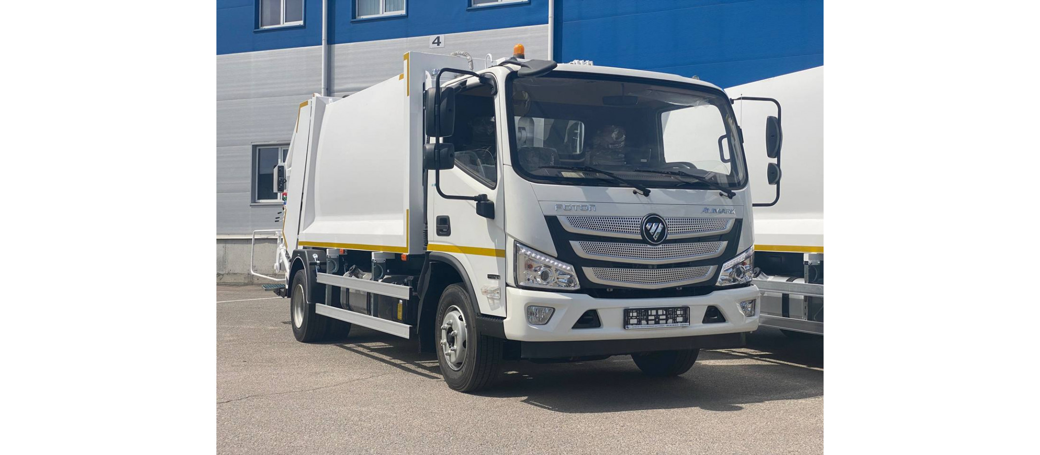 U-Truck передала 2 сміттєвози заднього завантаження Ecomidi
